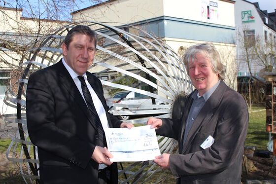 Andreas Schwarz überreicht Wolfgang Reisky vom Ausbildungsverein Region Bamberg-Forchheim einen Scheck über 200 Euro